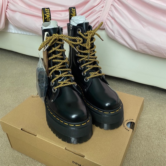 ❌SOLD❌ NWT Dr. Martens Jadon Max - Picture 1 of 6